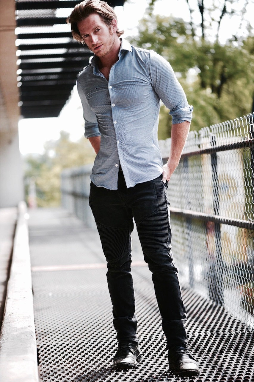 Russell Snipes. Full-length casual look on a wooden walkway